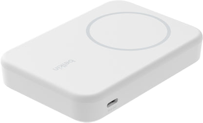 Belkin BoostCharge Pro trådlös powerbank med ställ, 8000mAh, 15W, FQI, 1 x QI - 1 x USB-C, Vit BPD007btWH