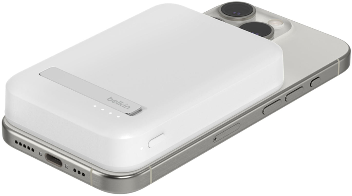 Belkin BoostCharge Pro trådlös powerbank med ställ, 8000mAh, 15W, FQI, 1 x QI - 1 x USB-C, Vit BPD007btWH