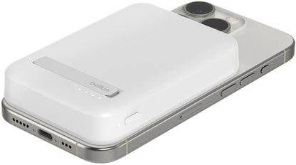 Belkin BoostCharge Pro trådlös powerbank med ställ, 8000mAh, 15W, FQI, 1 x QI - 1 x USB-C, Vit BPD007btWH